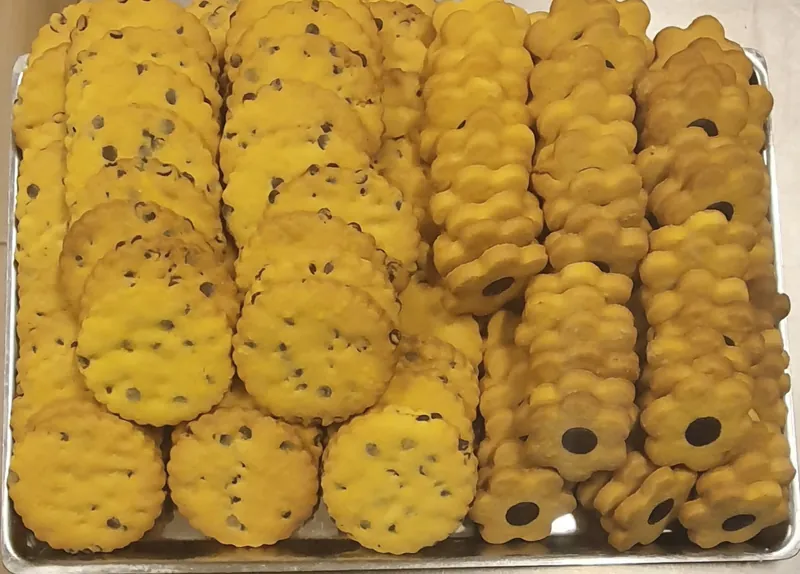 Frollini con le gocce di cioccolato e margherite di frolla