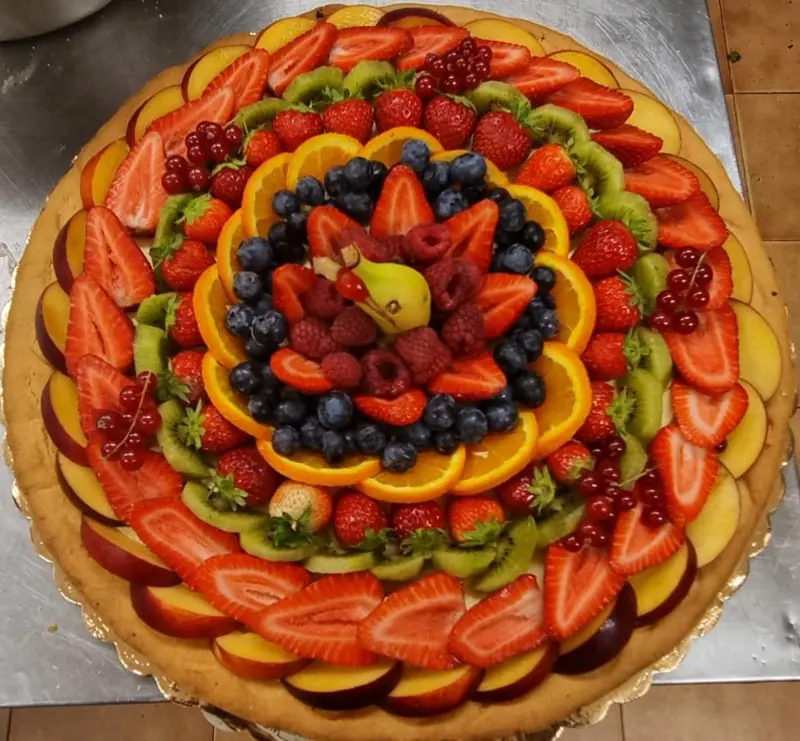 Crostata con cerchi di frutta fresca
