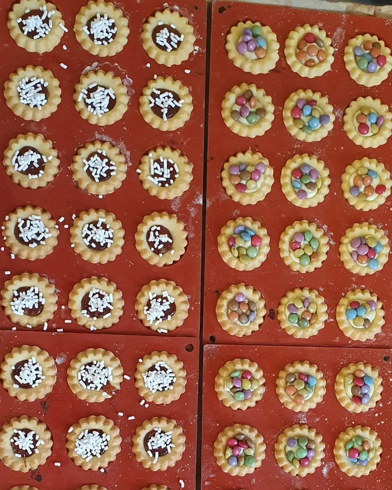 Crostatine con confettini colorati negli stampi