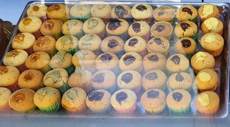 Mini muffin farciti di albicocca, pistacchio, cioccolato e crema nella vetrina