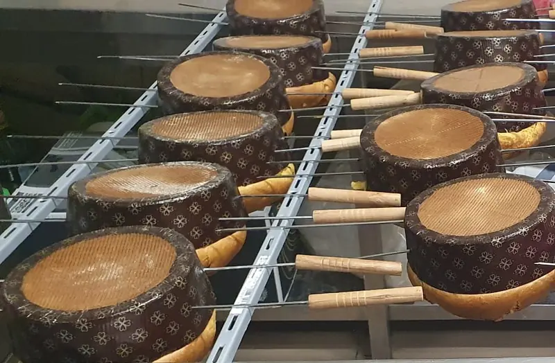 Panettoni capovolti sugli spilloni a raffreddare