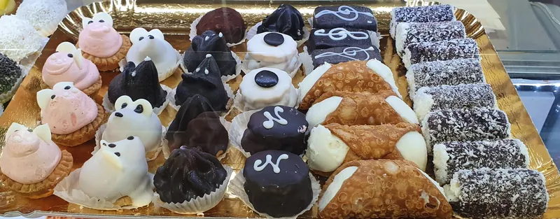 Maialini di meringa, topolini di cioccolato bianco e tartufi su un vassoio dorato