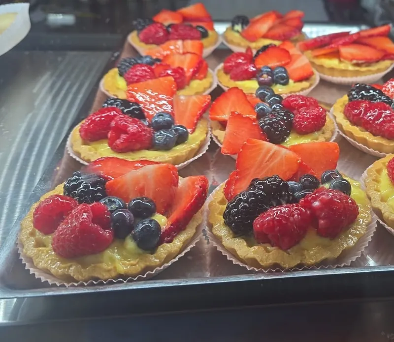 Tartellette di frolla con crema pasticcera e frutti di bosco