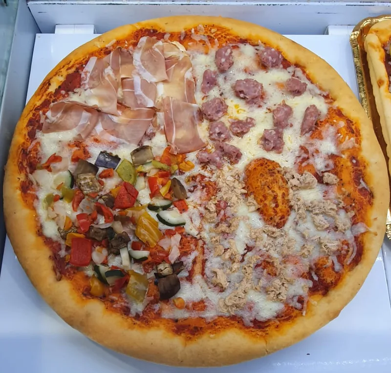 Pizza tonda intera a quattro gusti: crudo, salsiccia, verdure e tonno