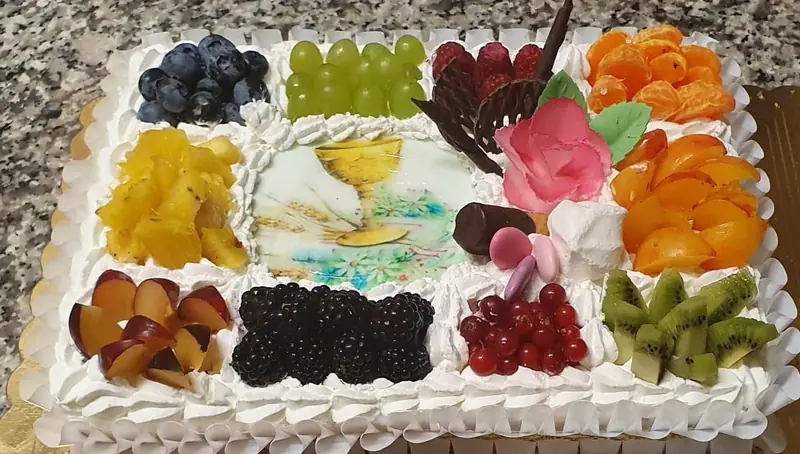 Torta della prima comunione con frutta fresca e calice