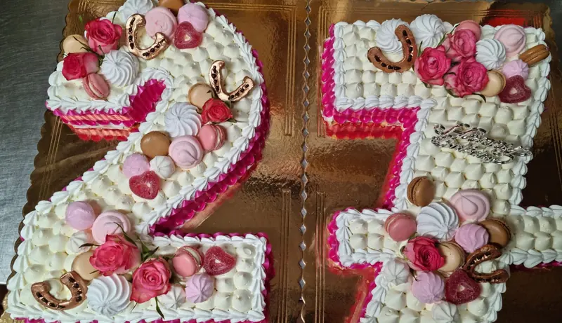 Torta a numero 27 con rose di zucchero, meringhe e macaron