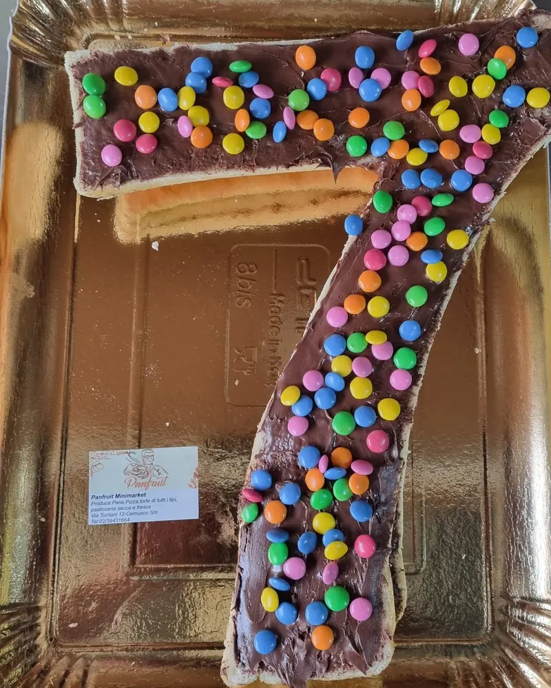 Torta a forma di numero 7 con confettini colorati